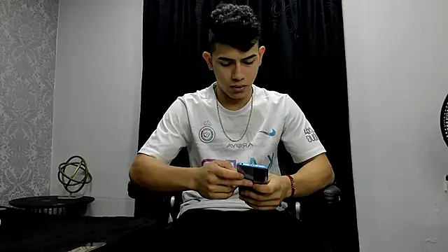 andrew rose  online show from 30, 12, 2024