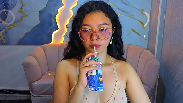 victoria castillo b online show from 24, 4, 2026