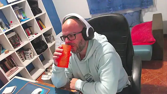 ravingr4d4 online show from 13, 4, 2026