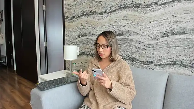 Snapshot of Sophi__a chatting on 5, 3, 2025 Sophi a online show from 5, 3, 2025