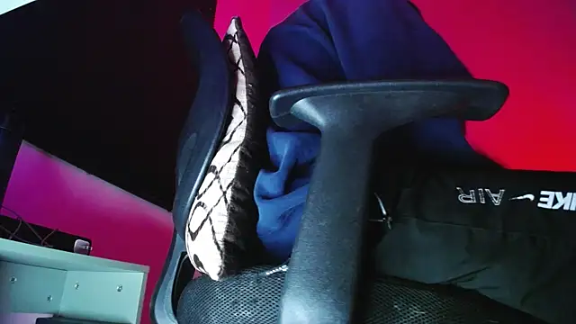 Snapshot of zacwatson_ chatting on 28, 11, 2025 zacwatson online show from 28, 11, 2025