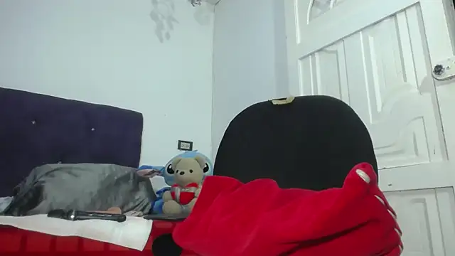 Squirter pussybomb online show from 6, 8, 2026