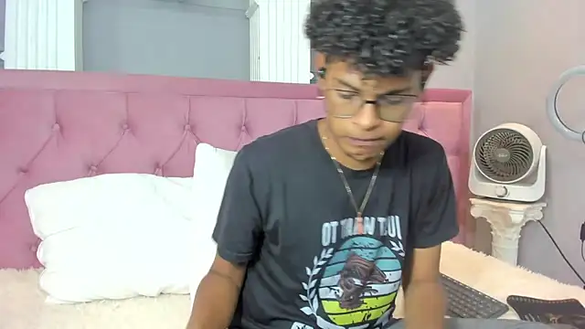 Snapshot of boylittle19cm chatting on 25, 9, 2025 boylittle19cm online show from 25, 9, 2025