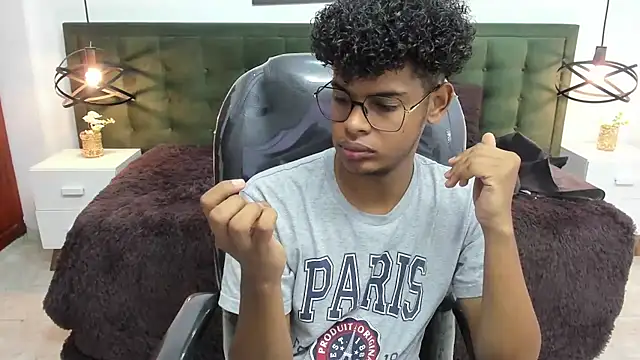 Snapshot of boylittle19cm chatting on 28, 9, 2025 boylittle19cm online show from 28, 9, 2025