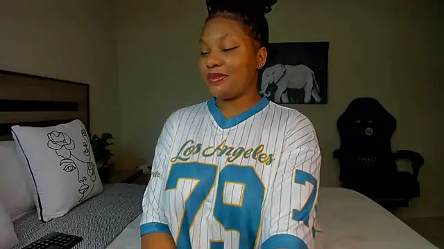 Snapshot of Renee-18 chatting on 24, 11, 2025 Renee-18 online show from 24, 11, 2025