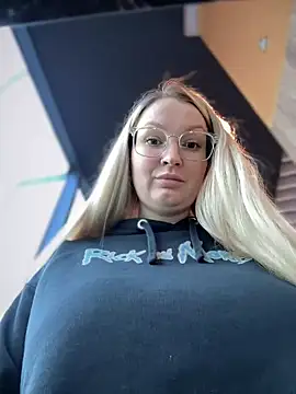 Teya moon  online show from 30, 1, 2025