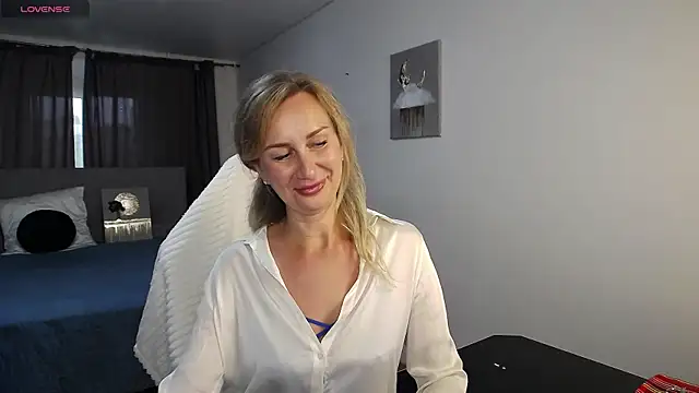 Snapshot of Vanessa_Nowak chatting on 5, 7, 2026 Vanessa Nowak online show from 5, 7, 2026