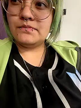 Snapshot of lucky-leah chatting on 19, 9, 2025 lucky-leah online show from 19, 9, 2025