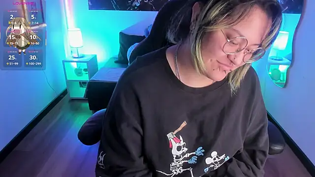 Snapshot of lucky-leah chatting on 21, 10, 2025 lucky-leah online show from 21, 10, 2025