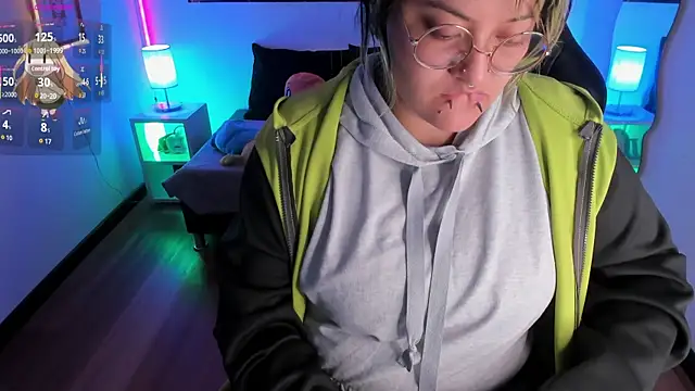 Snapshot of lucky-leah chatting on 30, 10, 2025 lucky-leah online show from 30, 10, 2025