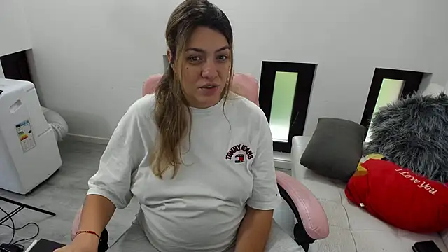 Dyana Kaylinn online show from 12, 6, 2026