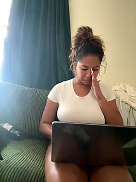 Snapshot of VanessaBling chatting on 2, 10, 2025 VanessaBling online show from 2, 10, 2025