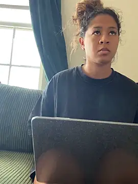 Snapshot of VanessaBling chatting on 4, 10, 2025 VanessaBling online show from 4, 10, 2025