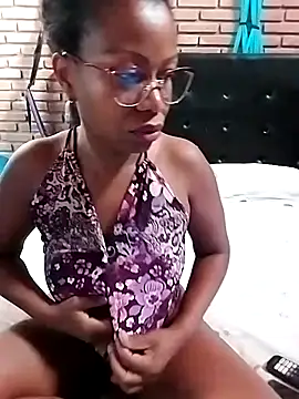 Snapshot of littlebrunett chatting on 6, 1, 2026 littlebrunett online show from 6, 1, 2026