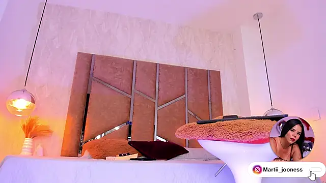 Martinaa Jones  online show from 6, 3, 2025