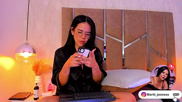 Martinaa Jones  online show from 8, 3, 2025