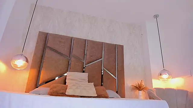 Martinaa Jones  online show from 8, 10, 2025