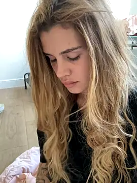 EmiliaCatalina online show from 19, 10, 2025