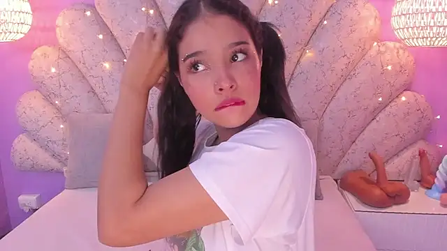 Snapshot of chloe_watson_ chatting on 2, 3, 2025 chloe watson online show from 2, 3, 2025