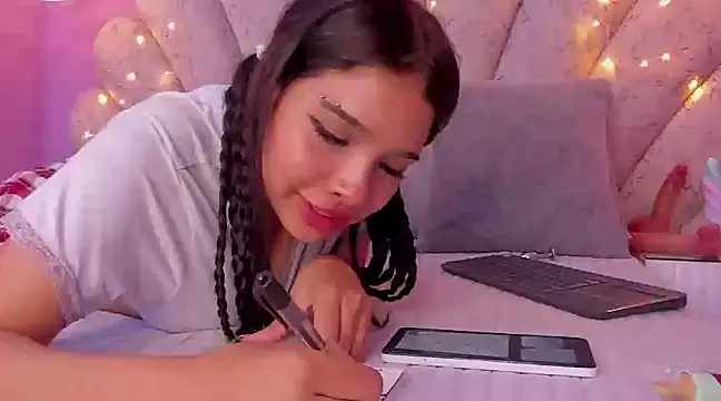 Snapshot of chloe_watson_ chatting on 5, 3, 2025 chloe watson online show from 5, 3, 2025