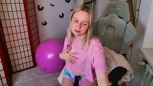 Snapshot of Beatrica_Klein chatting on 2, 11, 2025 Beatrica Klein online show from 2, 11, 2025