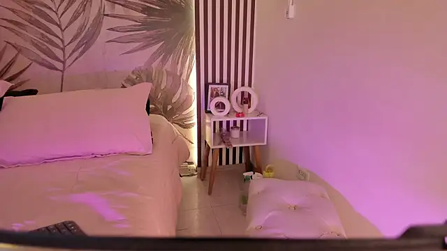 Samaantha-White online show from 27, 4, 2026