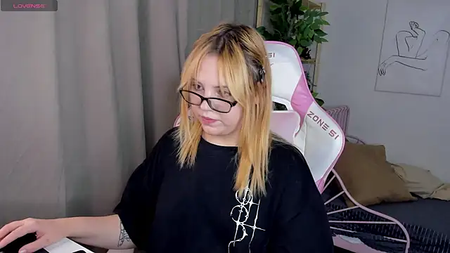 Snapshot of Stacy_Luv chatting on 20, 10, 2025 Stacy Luv online show from 20, 10, 2025