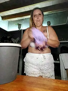 BecciDeluxe online show from 9, 10, 2025