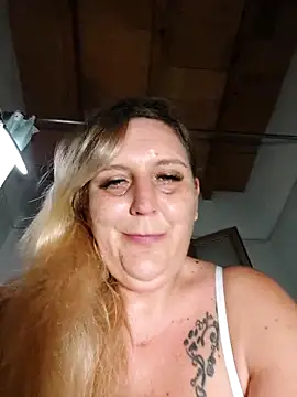 BecciDeluxe online show from 15, 11, 2025