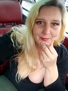 BecciDeluxe online show from 13, 4, 2026