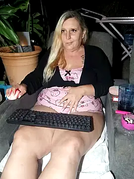 BecciDeluxe online show from 13, 6, 2026