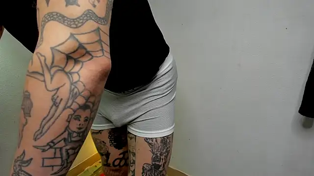 Snapshot of layneinchains chatting on 14, 11, 2025 layneinchains online show from 14, 11, 2025