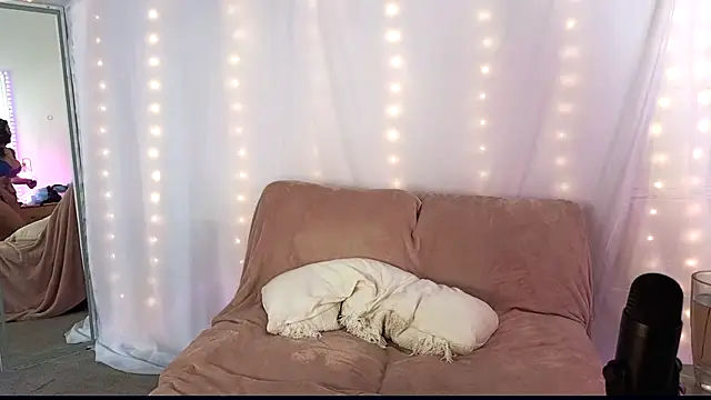 Snapshot of Aprilreign chatting on 15, 11, 2025 Aprilreign online show from 15, 11, 2025