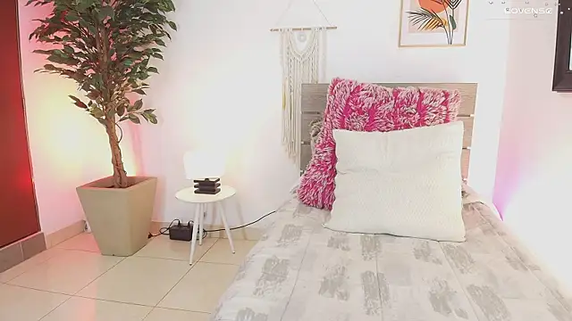 Eyleen 24 online show from 6, 3, 2025