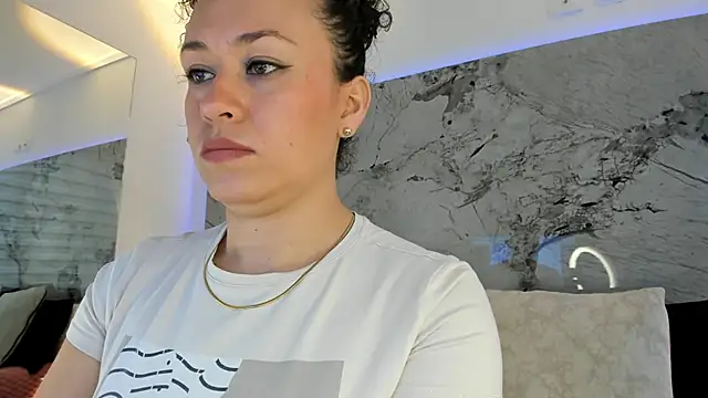 LIZ HOLMES online show from 21, 11, 2025