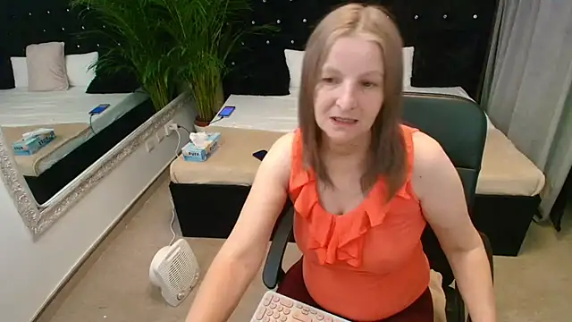 Lilly hott online show from 24, 11, 2025