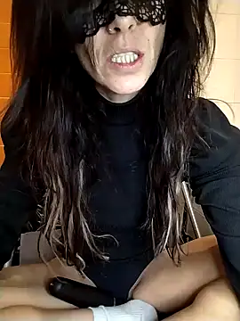 Snapshot of EmySkinny85 chatting on 4, 2, 2025 EmySkinny85 online show from 4, 2, 2025