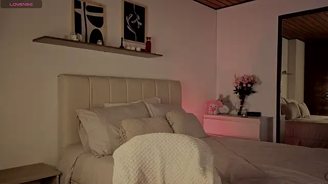 Snapshot of Roxxy_mora chatting on 13, 11, 2025 Roxxy mora online show from 13, 11, 2025