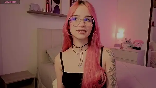 Snapshot of Roxxy_mora chatting on 2, 12, 2025 Roxxy mora online show from 2, 12, 2025