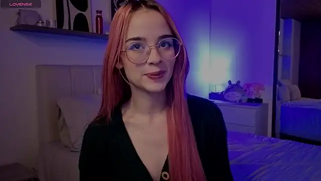 Snapshot of Roxxy_mora chatting on 17, 12, 2025 Roxxy mora online show from 17, 12, 2025