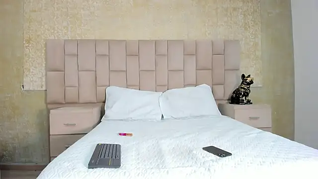 LaurenSnow online show from 28, 2, 2025