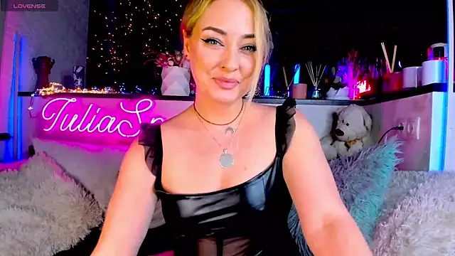 Snapshot of _JuliaSpace_ chatting on 11, 1, 2025 JuliaSpace online show from 11, 1, 2025