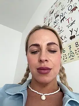 streetdoll online show from 20, 3, 2025