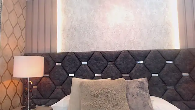 ThaniaJones online show from 22, 4, 2026