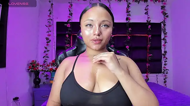 Snapshot of sweelanna__ chatting on 4, 3, 2026 sweelanna online show from 4, 3, 2026