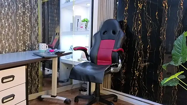 MissEscarleth online show from 30, 9, 2025