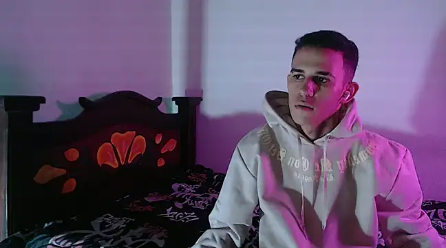 Snapshot of isaaclatino chatting on 13, 12, 2024 isaaclatino online show from 13, 12, 2024