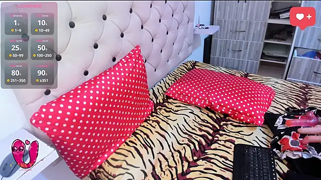 Krystal Cruz online show from 4, 1, 2025