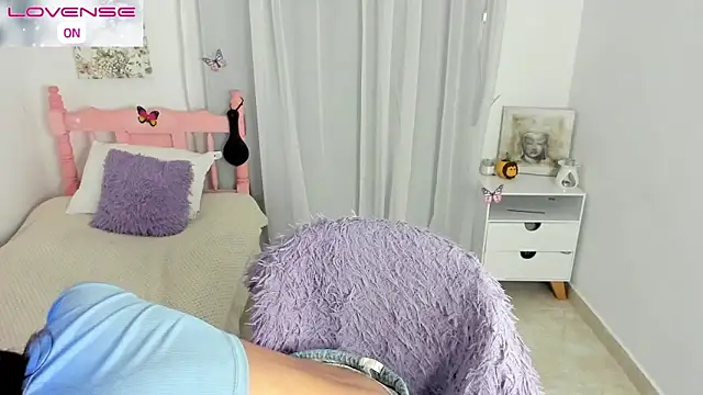 cute roxy online show from 21, 10, 2025