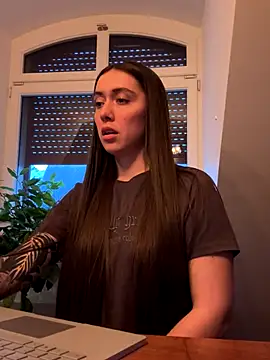 Snapshot of emiliasommer chatting on 28, 11, 2025 emiliasommer online show from 28, 11, 2025